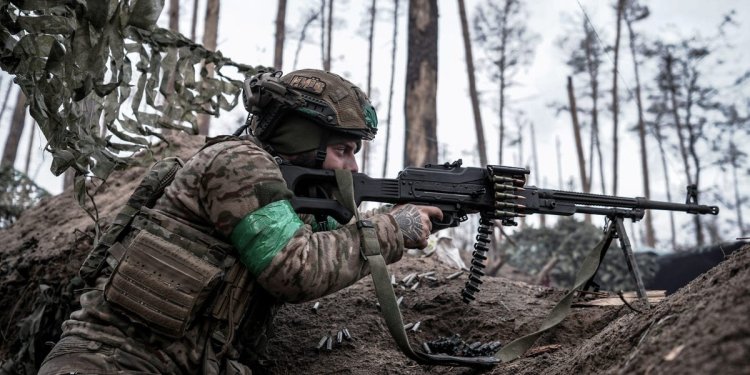 A video appears to show a lone Ukrainian soldier fending off 10 Russian soldiers in close-quarter trench battle