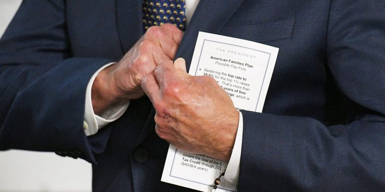 Trump used note cards. So did W. Bush and the presidents before him. Should we worry that Biden uses them, too?