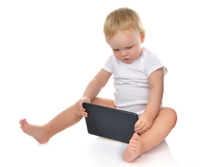 Toddlers Fixated on Screens Talk Less With Parents